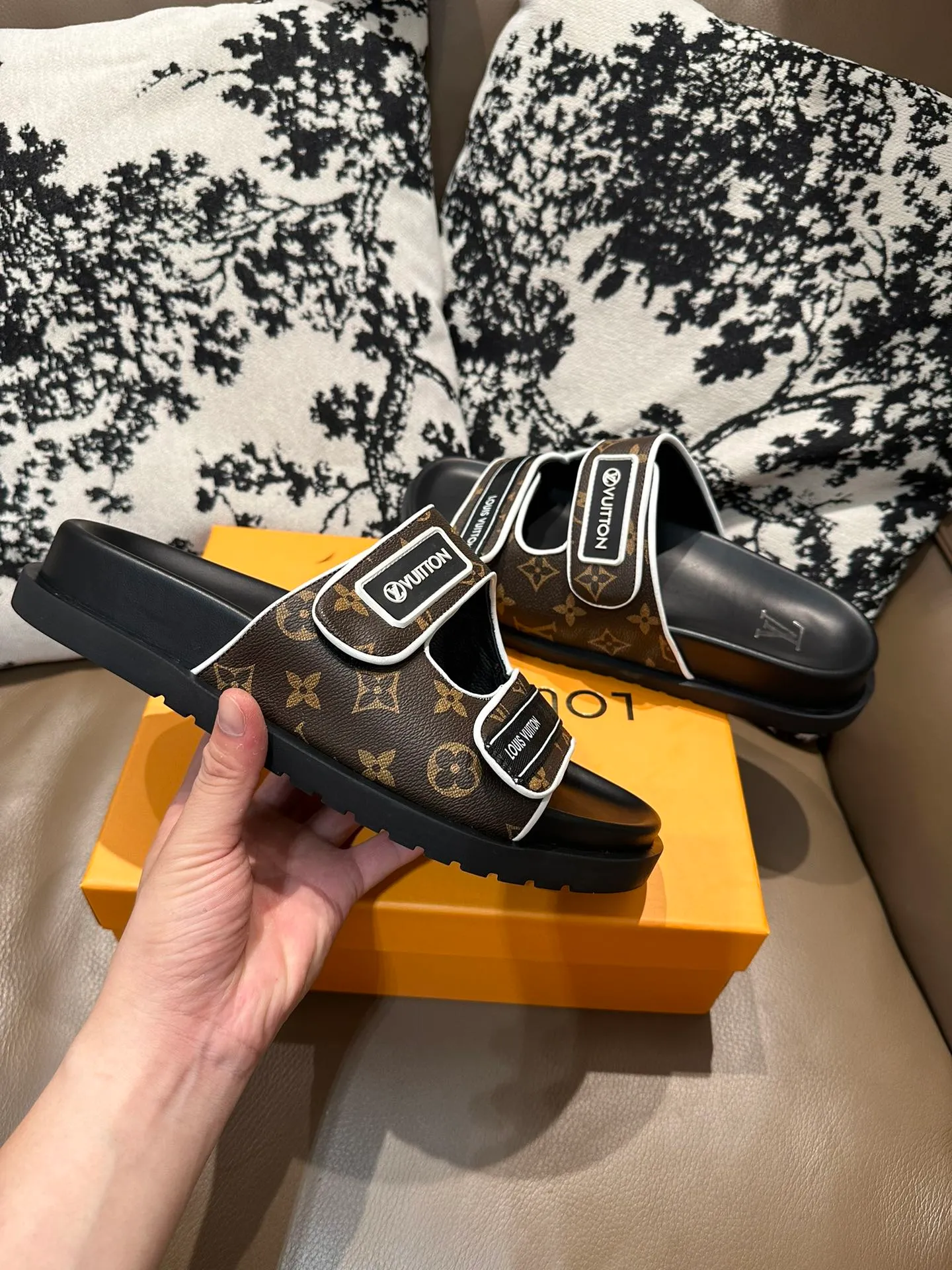 Men's shoes 💰360💰 LV flip flops, cowhide surface, sheepskin lining, size 36-46